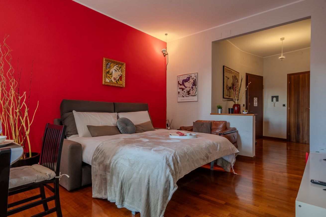 2 habitaciones y tabla de planchar con plancha 