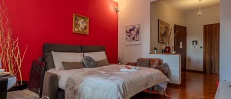 2 habitaciones y tabla de planchar con plancha