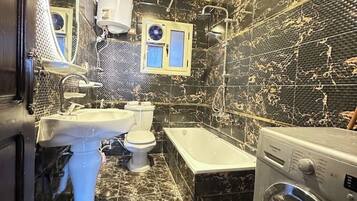 Douche, sĂšche-cheveux, bidet, savon