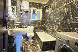 Douche, sèche-cheveux, bidet, savon