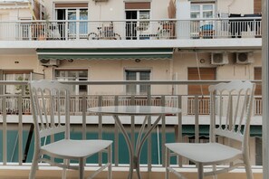 Outdoor dining - Elegant 2BR Apt Near Acropolis & Metro (Athens)