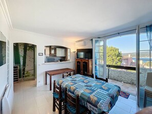 TV - Charming T2 Duplex with Air Conditioning and Terrace Near the Sea (Saint-Cyr-sur-Mer)