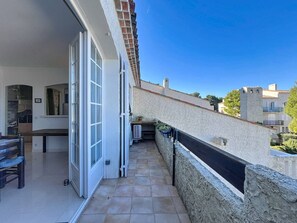 Property grounds - Charming T2 Duplex with Air Conditioning and Terrace Near the Sea (Saint-Cyr-sur-Mer)