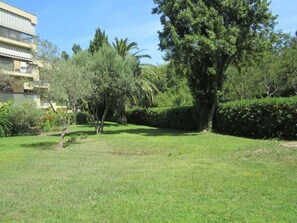 Property grounds - 2-room apartment with terrace and parking in Le Lavandou (Le Lavandou)