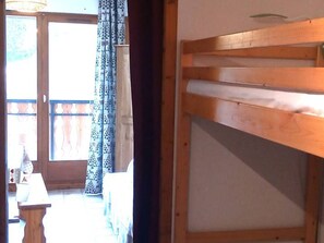 Room - Bright studio with balcony, mountain view, 25m² (Le Biot)