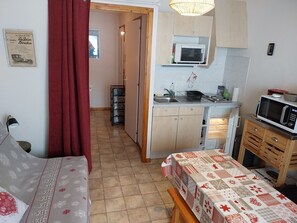 Interior - Bright studio with balcony, mountain view, 25m² (Le Biot)