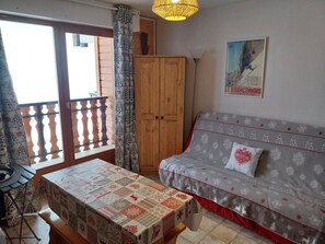 Interior - Bright studio with balcony, mountain view, 25m² (Le Biot)