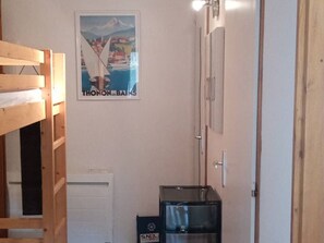 Interior - Bright studio with balcony, mountain view, 25m² (Le Biot)