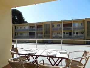 Outdoor dining - 2-Room Apartment, Terrace, Private Parking, 150m Beach (Bormes-les-Mimosas)