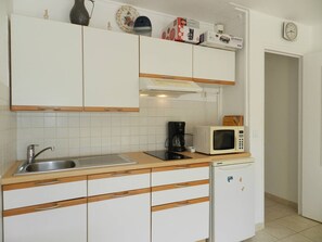 Fridge, microwave, stovetop, coffee/tea maker - 2-Room Apartment, Terrace, Private Parking, 150m Beach (Bormes-les-Mimosas)