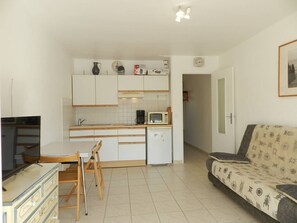 TV - 2-Room Apartment, Terrace, Private Parking, 150m Beach (Bormes-les-Mimosas)