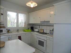Fridge, microwave, oven, stovetop - 3-room apartment, terrace, 4 people (Bormes-les-Mimosas)