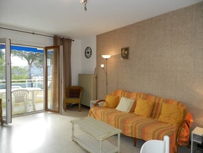 TV - 3-room apartment, terrace, 4 people (Bormes-les-Mimosas)
