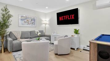 Smart-tv en een tafeltennistafel