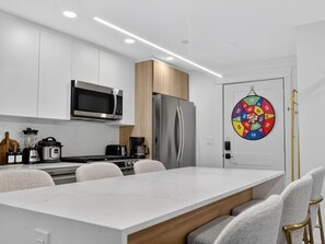 Geladeira, micro-ondas, fogão, cooktop