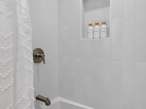 Hair dryer, towels, soap, shampoo - Harvard MIT Lux | Game Room + Parking + Subway (Cambridge)