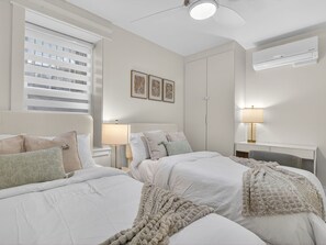 Ferros/tábuas de passar roupa, berço de viagem, Wi-Fi, roupa de cama