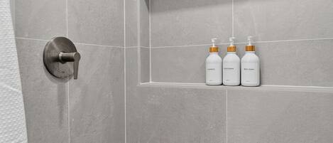 Secadora de cabello, toallas, jabón, shampoo