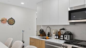 冰箱、微波炉、烤箱、炉灶