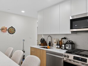 Geladeira, micro-ondas, fogão, cooktop