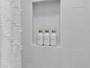 Hiustenkuivaaja, pyyhkeet, saippua, sampoo