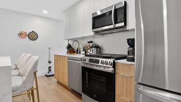 Geladeira, micro-ondas, fogão, cooktop