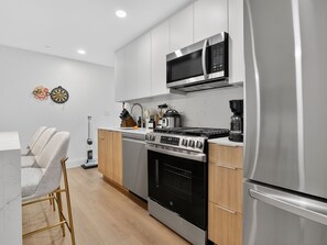 Geladeira, micro-ondas, fogão, cooktop