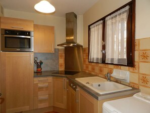 Fridge, microwave, oven, dishwasher - 2-room apartment, terrace and parking, Bormes-les-Mimosas (Bormes-les-Mimosas)
