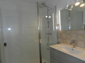 Bathroom - 2-room apartment, terrace and parking, Bormes-les-Mimosas (Bormes-les-Mimosas)