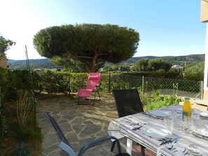 Outdoor dining - 2-room apartment, terrace and parking, Bormes-les-Mimosas (Bormes-les-Mimosas)