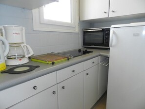 Microwave, stovetop, coffee/tea maker - Studio for 3 with air conditioning and parking by the beach in Lavandou (Le Lavandou)