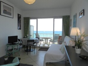 TV - Studio for 3 with air conditioning and parking by the beach in Lavandou (Le Lavandou)