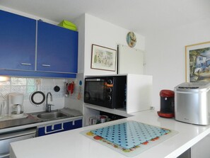 Refrigerador, microondas, placa de cocina, lavavajillas