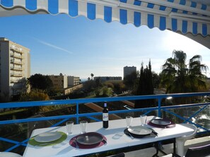 Outdoor dining - 2-room apartment with pool and parking, Le Lavandou (Le Lavandou)