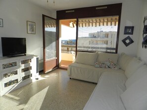 TV - Apartment in Bormes-les-Mimosas, Sea View Terrace, Parking, Sleeps 4 (Bormes-les-Mimosas)