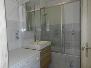 Bathroom - Apartment in Bormes-les-Mimosas, Sea View Terrace, Parking, Sleeps 4 (Bormes-les-Mimosas)