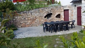 Outdoor dining - Gîte “La Bélugue” in Ste-Enimie: Mountain View, Wi-Fi, Air Conditioning (Gorges du Tarn Causses)