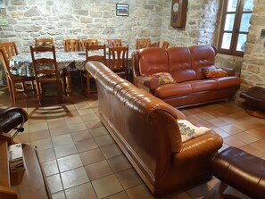 TV - Gîte “La Bélugue” in Ste-Enimie: Mountain View, Wi-Fi, Air Conditioning (Gorges du Tarn Causses)