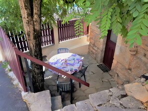 Outdoor dining - Gîte "Le Vignou" in Ste-Enimie: Mountain View, Private Terrace & Wi-Fi (Gorges du Tarn Causses)