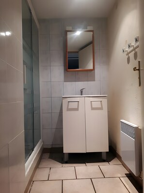 Douche, articles de toilette gratuits, sèche-cheveux