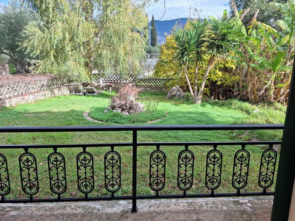 شقة - غرفة نوم واحدة - برواق | شرفة/رواق