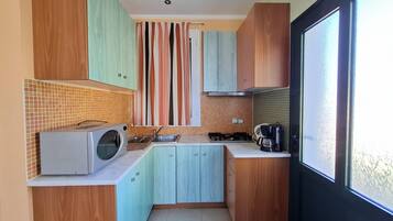 Hus, 2 soverom, hageutsikt | Eget kjøkken | Kjøleskap, kokeplater, kjøkkenutstyr og spisebord