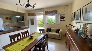 شقة - غرفتا نوم - منظر للحديقة | غرفة لتناول الطعام