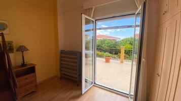 Leilighet, 2 soverom, hageutsikt | Strykejern/-brett, barnesenger (inkludert) og wi-fi (inkludert)