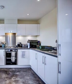 Réfrigérateur, micro-ondes, plaque de cuisson, cafetière/bouilloire