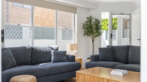 TV - The Beach House on Little Beach (Nelson Bay)