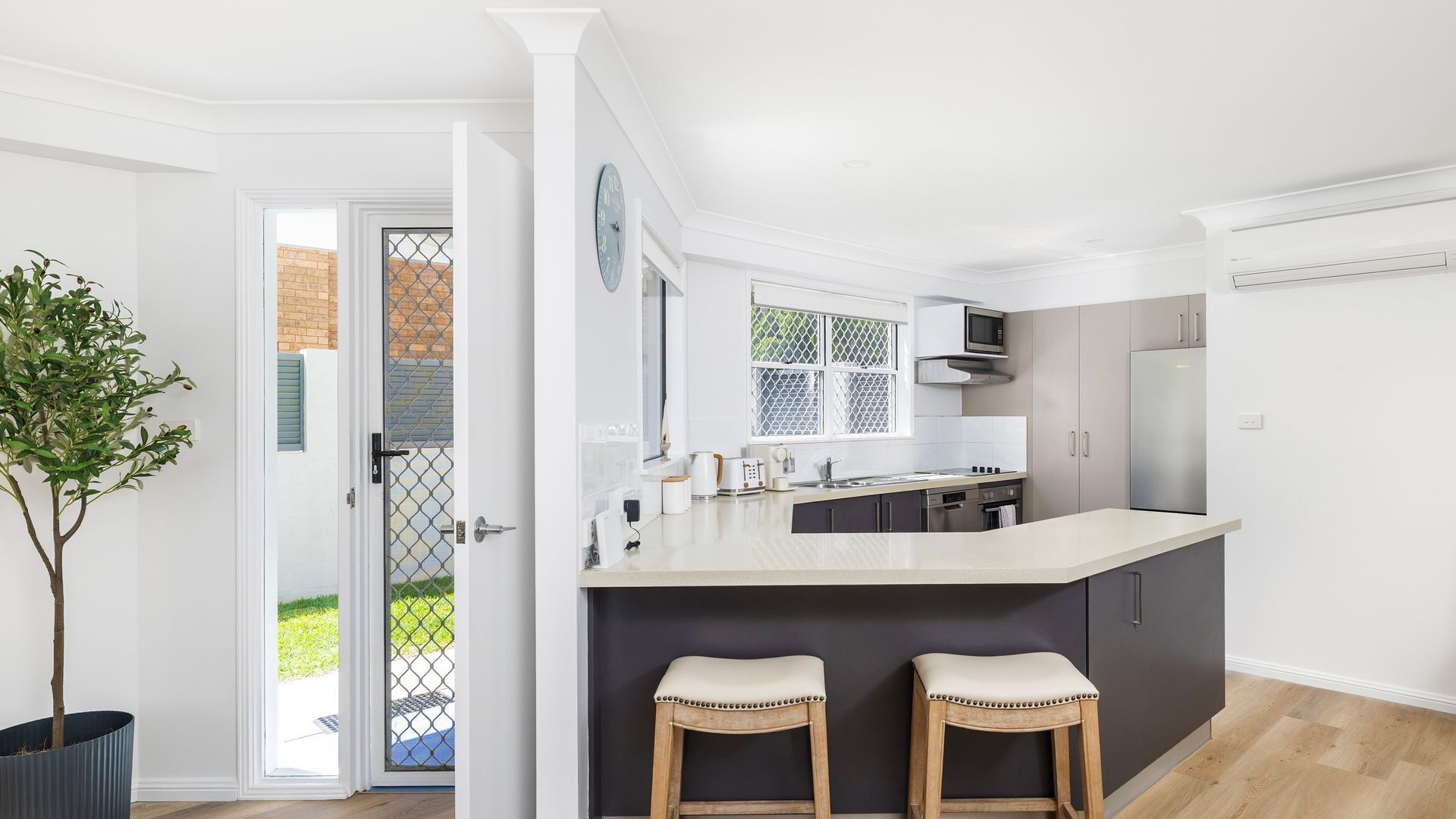 Réfrigérateur, four à micro-ondes, un four, surface de cuisson