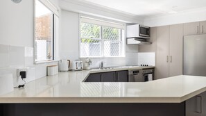 Kühlschrank, Mikrowelle, Ofen, Herdplatte