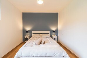 5 soverom, skrivebord, strykejern/-brett og internettilgang