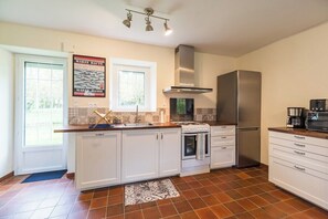 Private kitchen - Charming house, the Tissanderie in Saint-Carreuc (Saint-Carreuc)